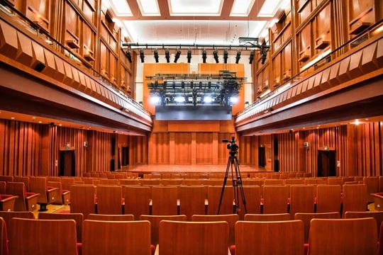 “上海音乐学院贺绿汀音乐厅”