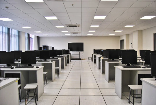 “上海东海职业技术学院主教学楼机房教室”